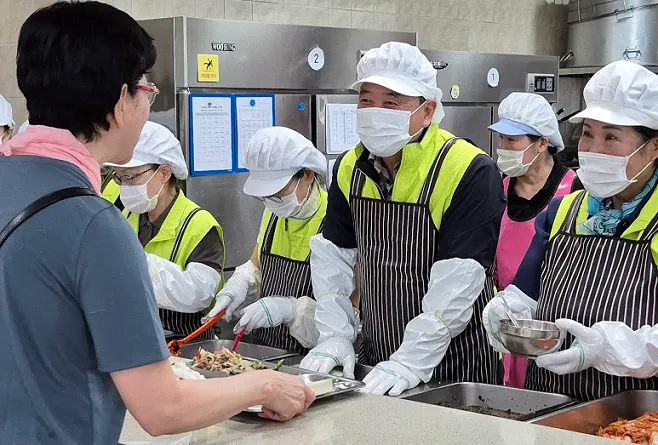 금촌농협, 지역 어르신에 사회공헌활동 배식봉사 및 기부