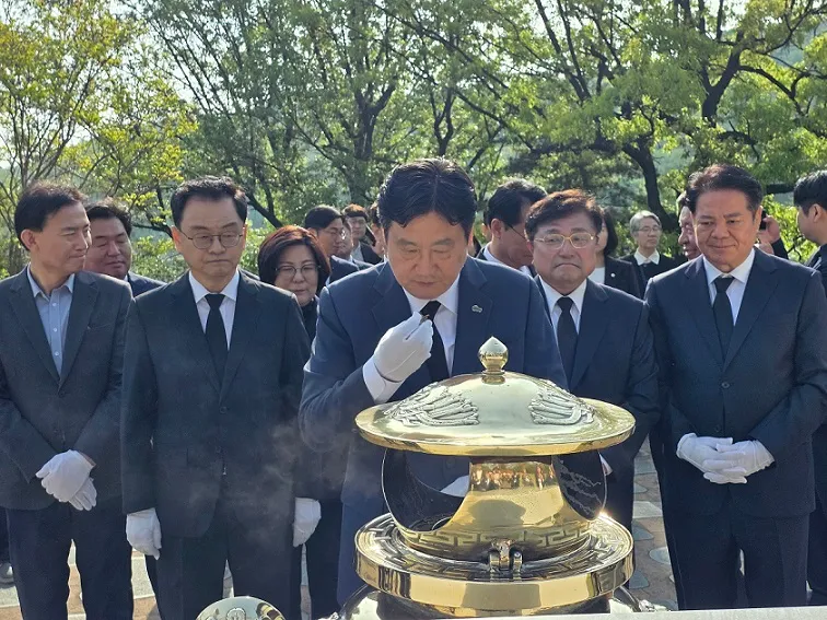 손배찬 국립현충원 참배…“필승 의지 다지고 시민 위한 책임정치 다짐”