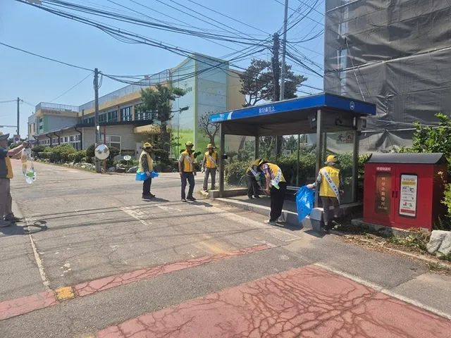 장단실버경찰대봉사단, 통일촌 마을서 금연 홍보 및 환경정화 활동 전개