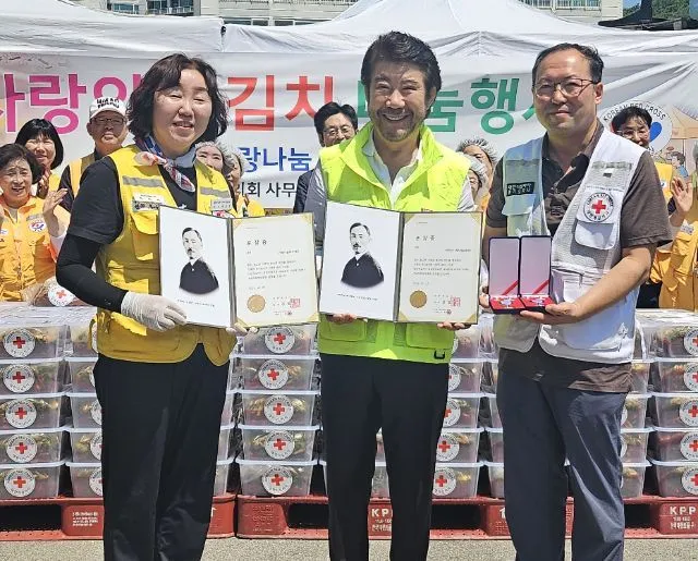 ‘사랑나눔재단’ 후원, 적십자에 ‘사랑의 봄김치’ 전달