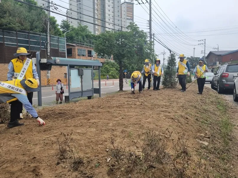 문산읍 실버경찰대, “꽃향기와 함께 머무세요”