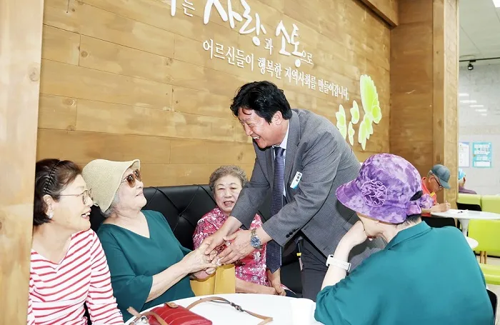 파주시, 어르신 900명에 ‘행복 삼계탕’ 나눔