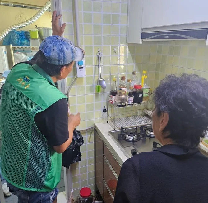 금촌3동 새마을지도자, 취약계층에 ‘안전 선물’ 가스 타이머콕 설치 봉사